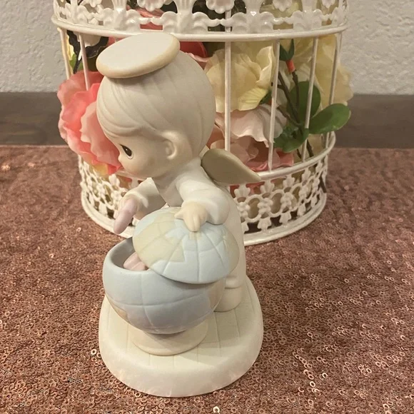 Precious moments figurine what the world needs is love #531065 - Picture 7 of 7